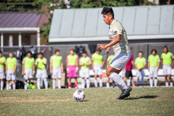 Junior Dicarlo Torrico showcases unwavering focus as he prepares to seek out the Eagles next prime passing opportunity. His impressive tally of three assists in the early stages of the season secures him the top spot among all players in this regard.